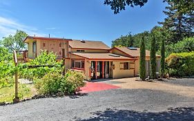 Converted Barn In Sebastopol With Private Patio!